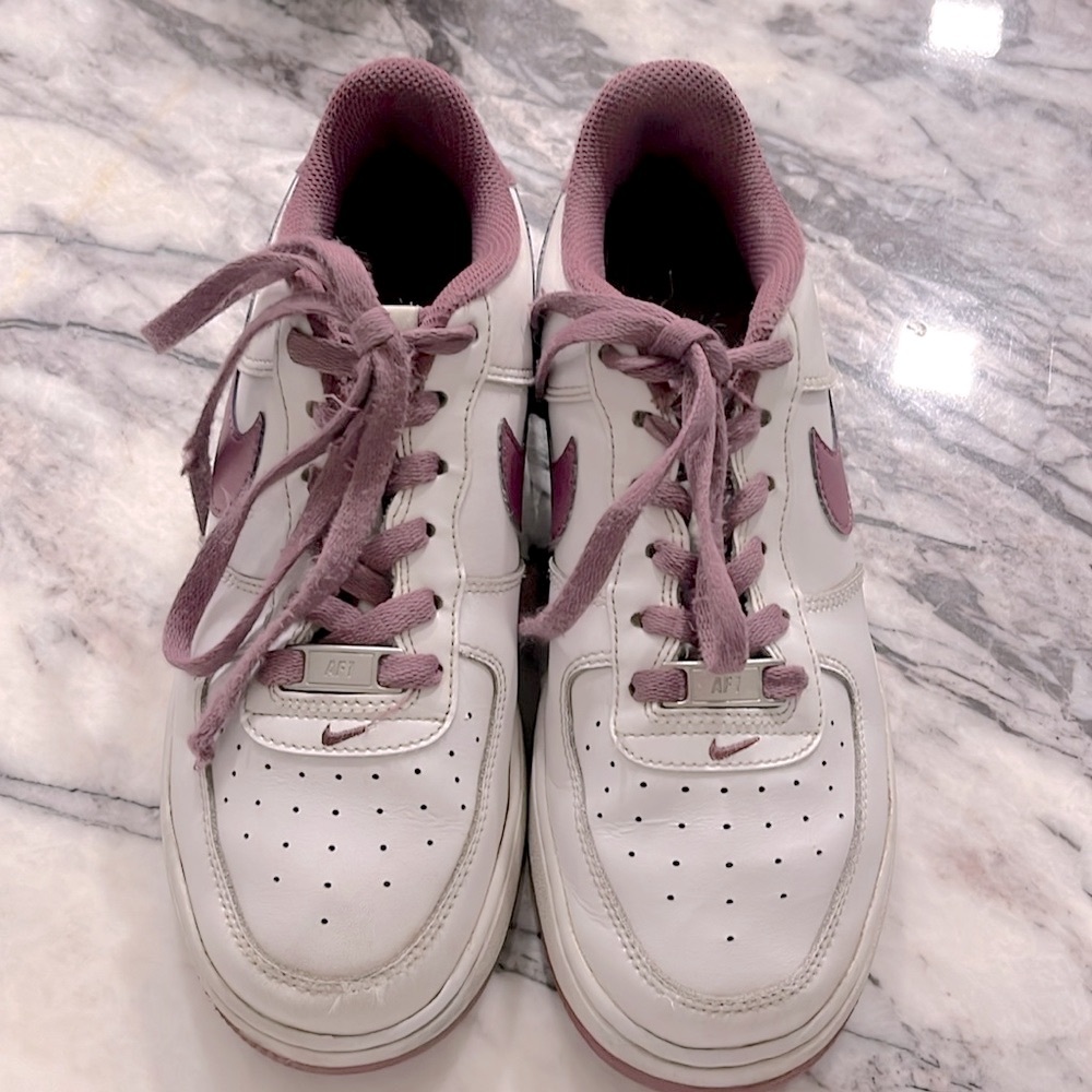 NIKE AIR FORCE 1. Size 5, Purple detailing.